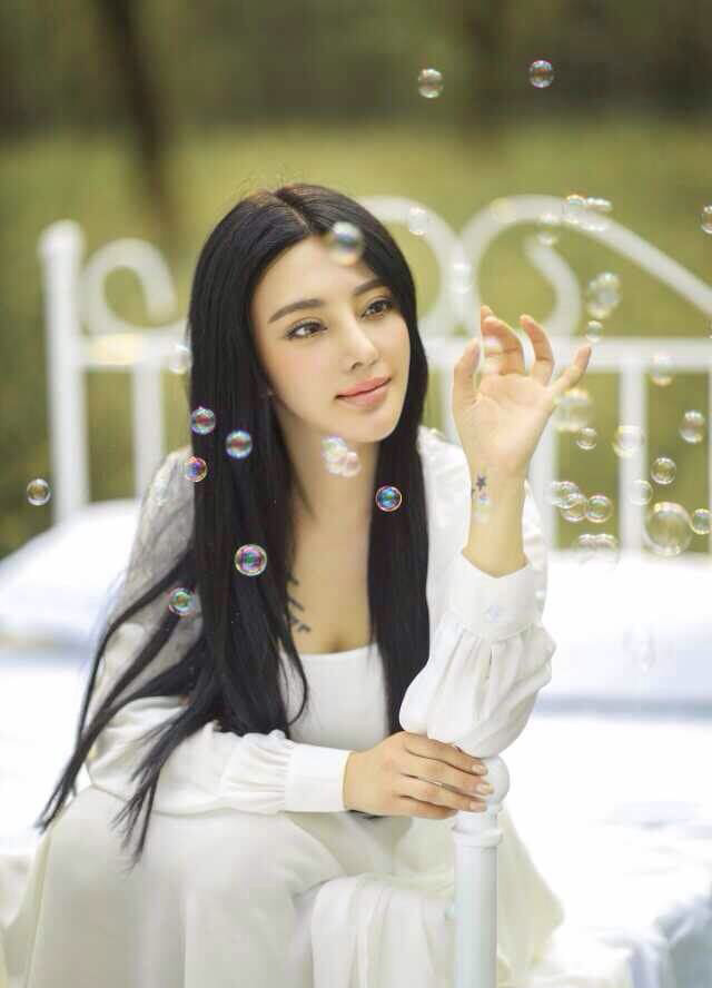 清纯美女冯雨芝户外迷人写真照(1)