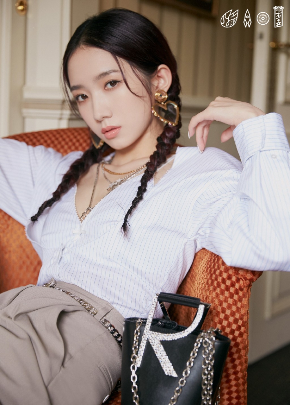 麻花辫少女孟美岐俏皮可爱写真图片(2)