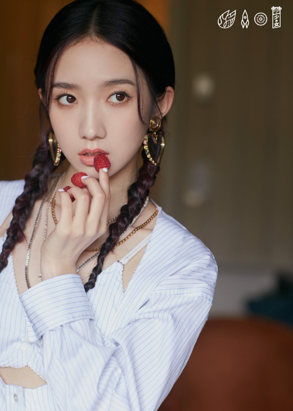 麻花辫少女孟美岐俏皮可爱写真图片(1)