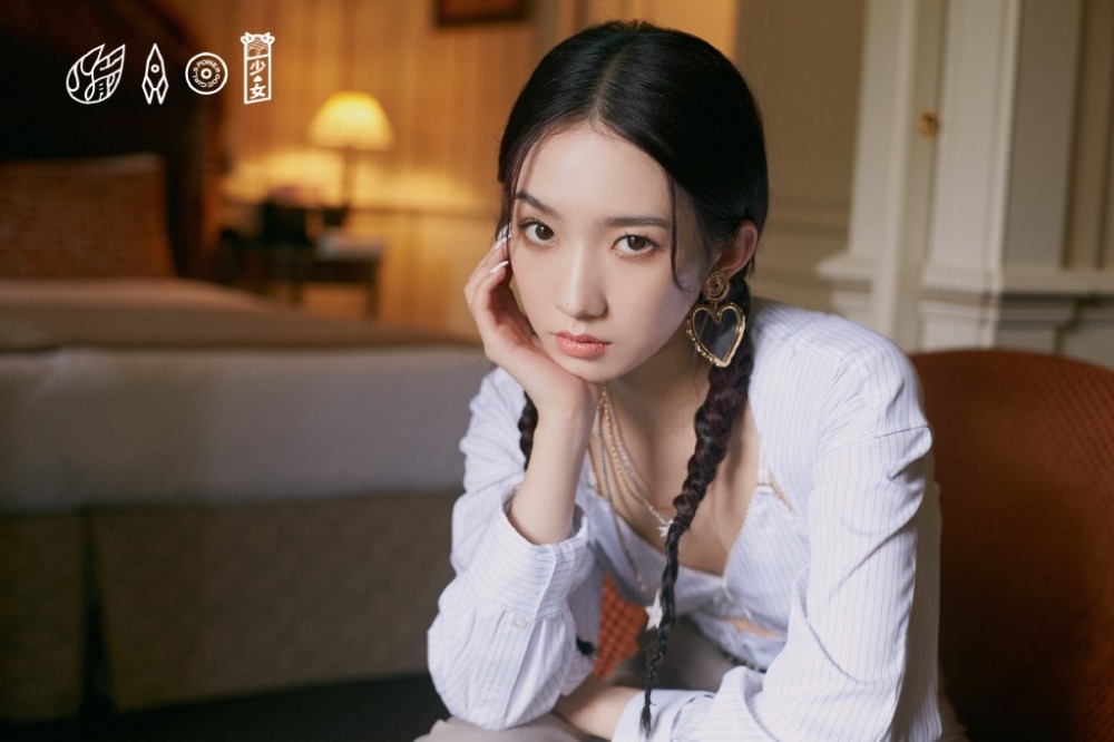 麻花辫少女孟美岐俏皮可爱写真图片(3)