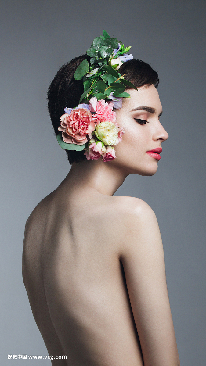 女人穿着花卉耳机