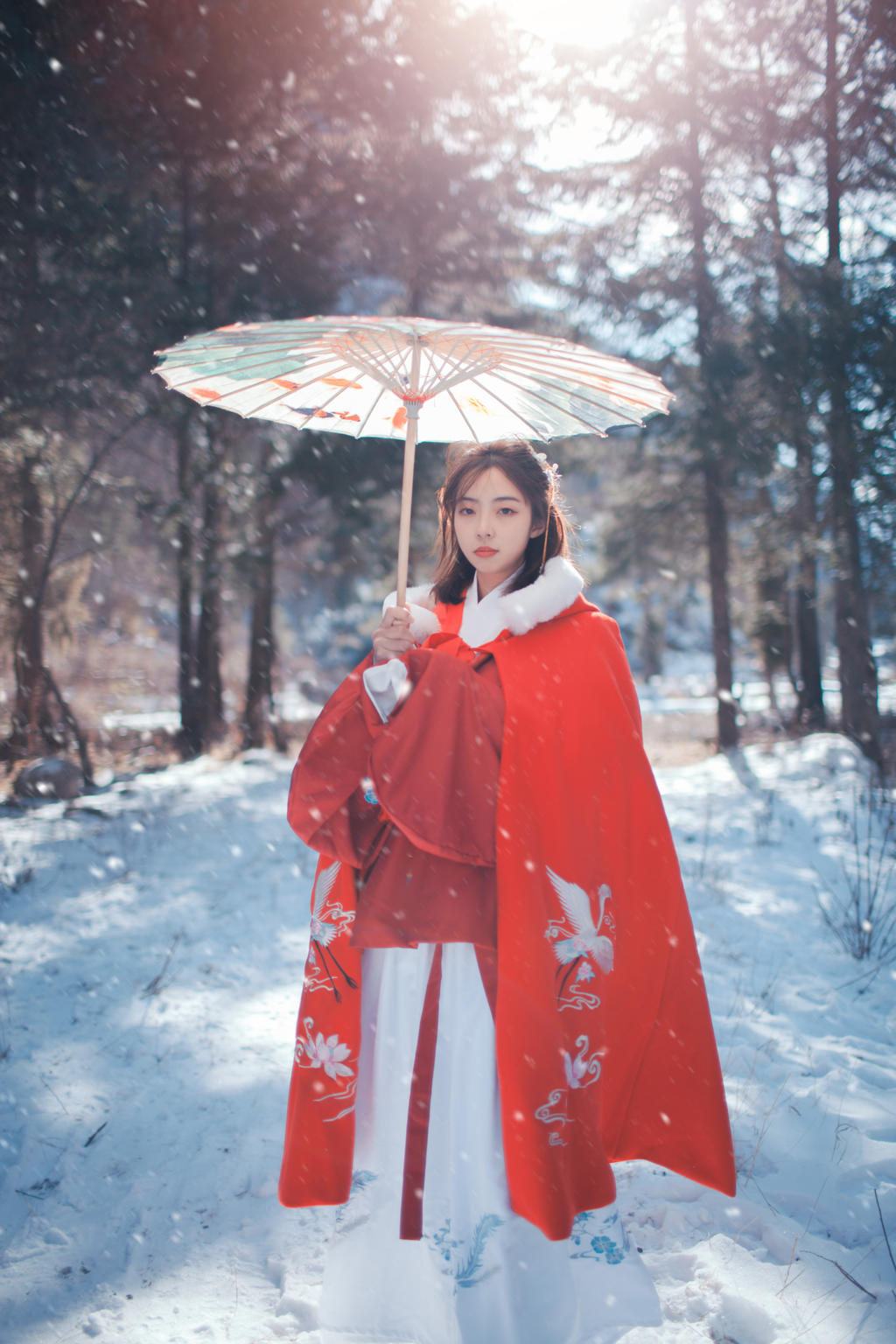 雪地里悠闲漫步的红色古装美女森系唯美个性写真集(1)