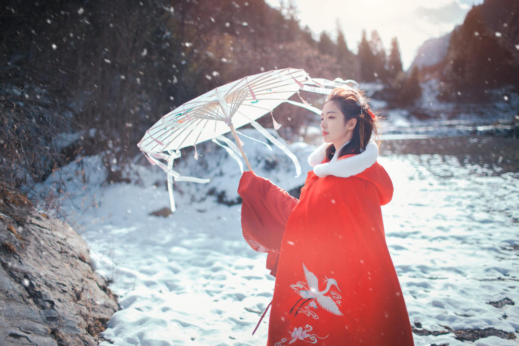 雪地里悠闲漫步的红色古装美女森系唯美个性写真集(2)